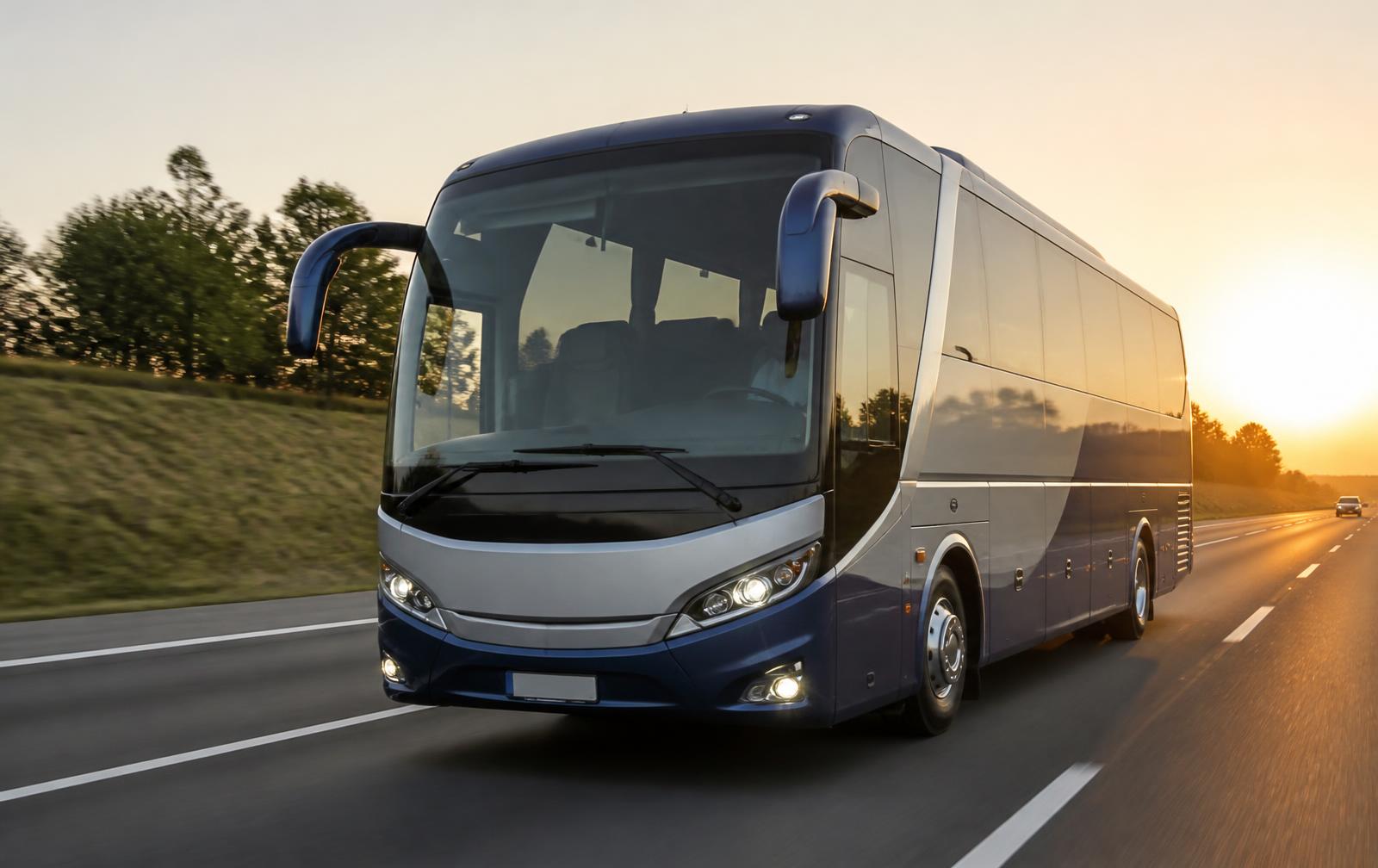 Ônibus de fretamento em rodovia